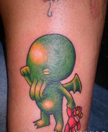 手臂上的绿色小外星人纹身图案