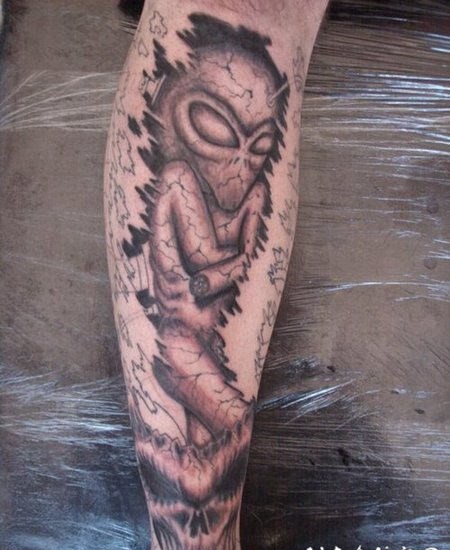 小腿沉睡的外星人纹身图案