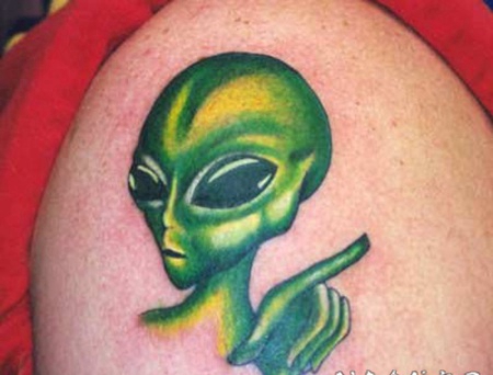 可爱的绿色外星人纹身图案