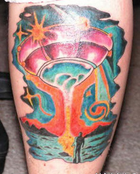 小腿彩色飞碟绑架男子纹身图案