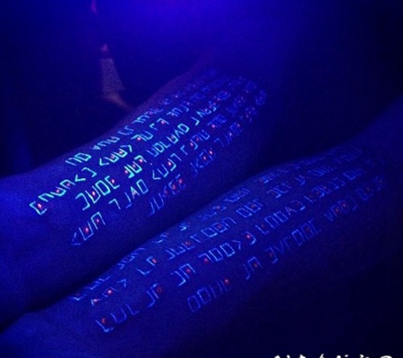 手臂很酷的外星人字符荧光纹身图案