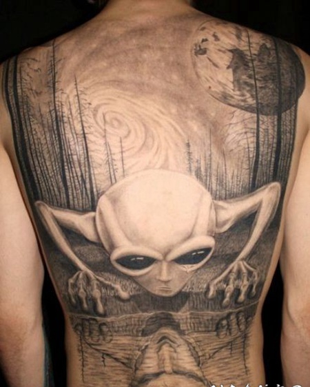 满背怪异的外星生物和树林纹身图案