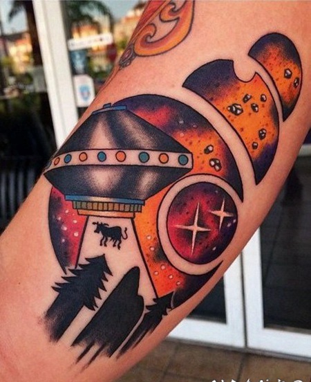 手臂彩色卡通外星飞船与动物纹身图案