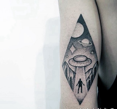 手臂点刺小小的黑白飞船和人像纹身图案