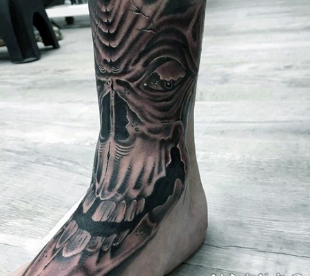 脚踝很酷的外星人黑白头骨纹身图案