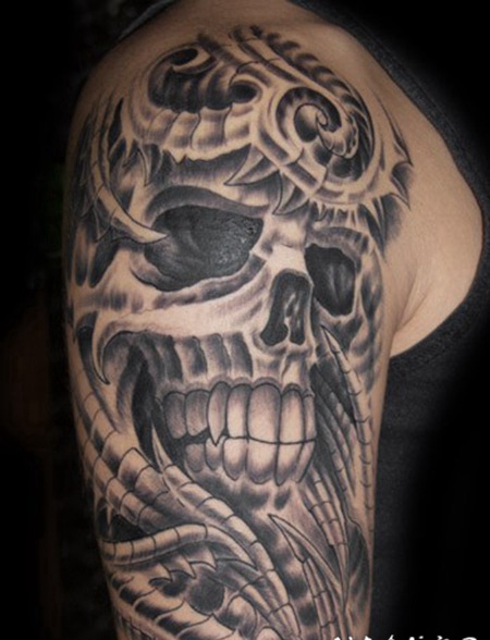 大臂黑白的外星人骨架纹身图案