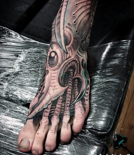 脚背彩色的外星机械纹身图案