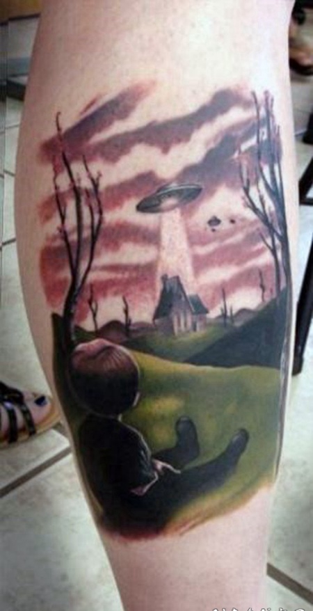 小腿很酷的写实外星飞船与房子纹身图案