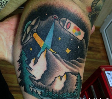 手臂有趣的彩绘外星帆船与油漆纹身图案