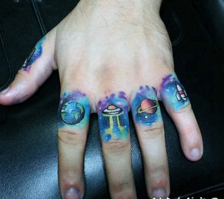 手指卡通风格的行星与外星飞船彩色纹身图案