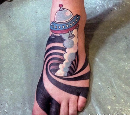 脚背卡通般的彩色外星帆船与催眠装饰纹身图案