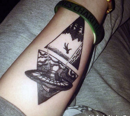 手臂黑色点刺外星飞船与人类纹身图案