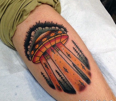 小腿卡通风格彩色外星飞船纹身图案