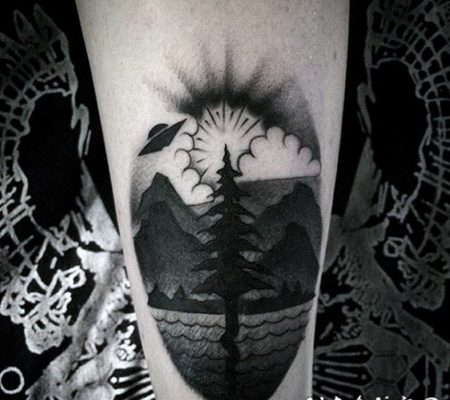 简单设计的黑色寂寞树与外星飞船纹身图案