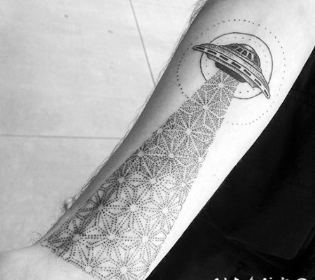 手臂美丽的点刺黑色飞船和饰品纹身图案