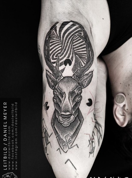 大臂惊人黑白点刺外星小鹿纹身图案