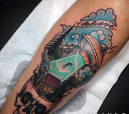 有趣的彩色外星飞船与骷髅小腿纹身图案