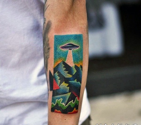 手臂彩色外星人帆船与山脉纹身图案