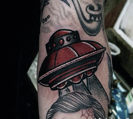 old school手臂彩色小外星人飞船纹身图案