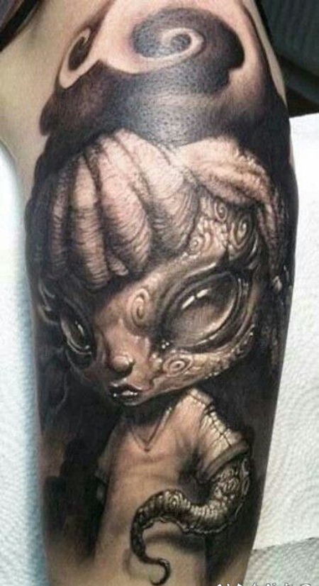 手臂黑灰风格可爱的外星人纹身图案