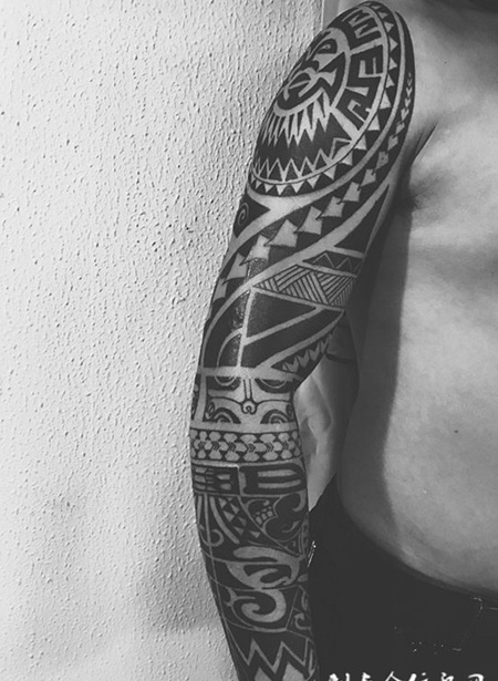 图腾的信仰，个性波利尼西亚图腾花臂纹身