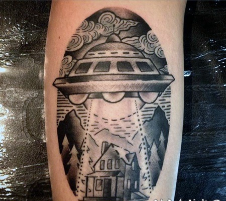 old school黑白外星人飞船与房子手臂纹身图案