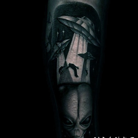 写实的黑白外星人与飞船和人类纹身图案