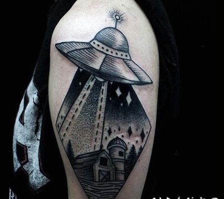 old school点刺黑色外星人飞船与农场手臂纹身图案