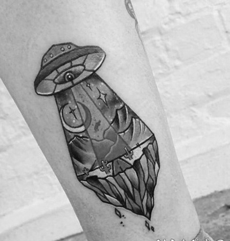 小腿黑白卡通外星人太空船纹身图案