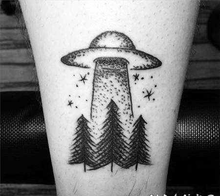 脚踝简单的黑色外星帆船与树林纹身图案