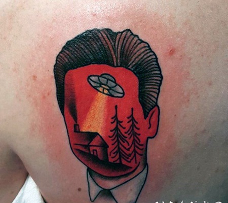 卡通彩色的神秘肖像与外星人船纹身图案