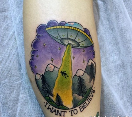 卡通多彩的外星飞船与人类小腿纹身图案
