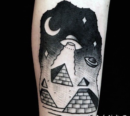 简单的黑白外星人飞船与金字塔手臂纹身图案