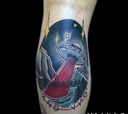 小腿夜空和外星飞船彩色纹身图案