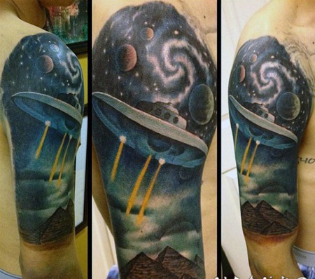 男性大臂彩绘华丽斑斓的外星飞船与金字塔纹身图案