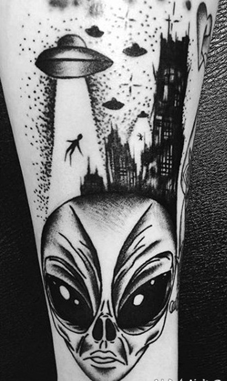 小腿黑色点刺的外星人主题纹身图案