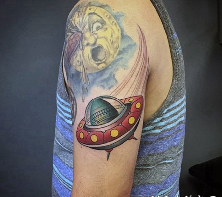 手臂卡通彩色的外星飞船和月亮纹身图案