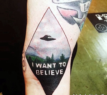 手臂简单的彩色写实外星飞船和字母纹身图案