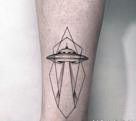 精致的黑白异形飞船与几何图形脚踝纹身图案