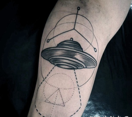 手臂科学风格的黑白外星人飞船纹身图案