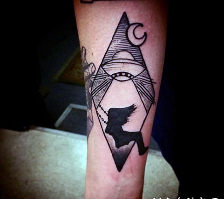 手臂黑色线条外星人飞船与女孩纹身图案