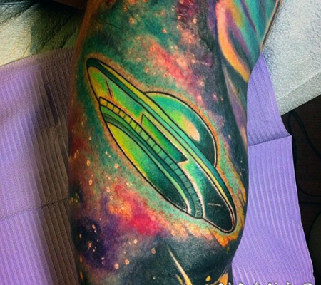 卡通风格五彩的外星飞船和太空手臂纹身图案