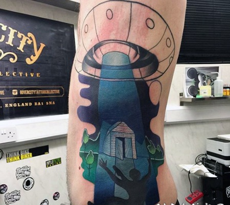 侧肋彩色的外星人飞船纹身图案