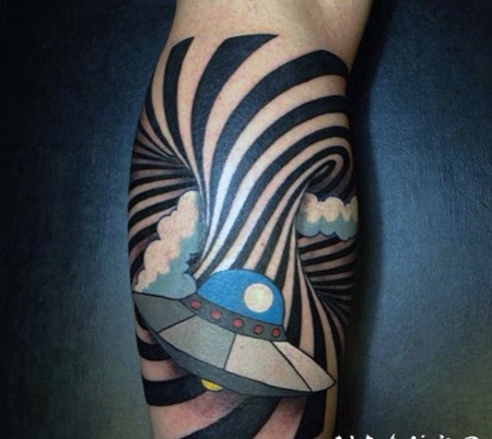 小腿卡通风格彩色飞船与催眠装饰纹身图案