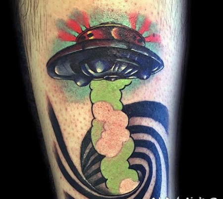 令人印象深刻的彩色外星飞船和催眠装饰纹身图案