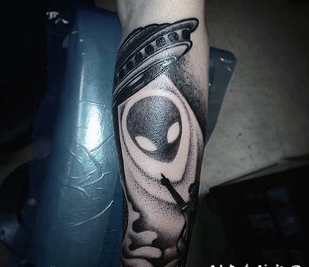 小臂很棒的黑色点刺外星人飞船与人类纹身图案