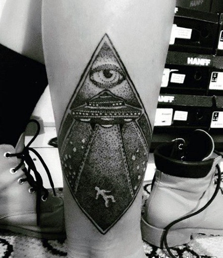 小腿点刺神秘设计的黑色飞船与眼睛纹身图案