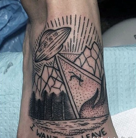 脚背黑色点刺飞船与人类和字母纹身图案