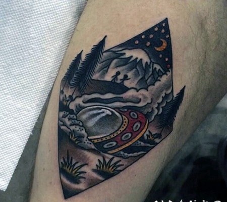 小腿有趣的卡通彩色外星人和飞船纹身图案