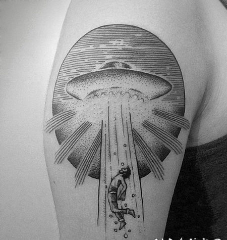 手臂简单的手绘黑色人类和飞船纹身图案